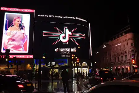 Content from TikTok and Instagram Reels on Digital Signages